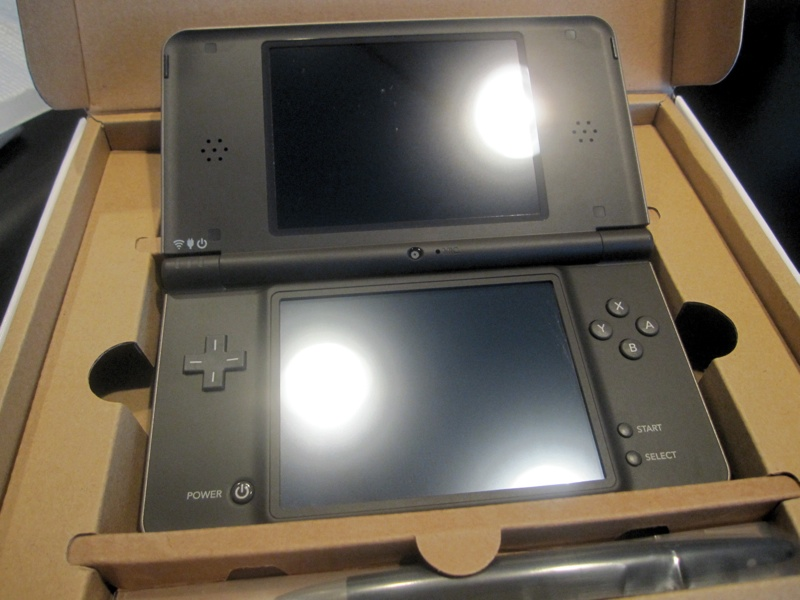Illustration for article titled DSi LL Unboxing